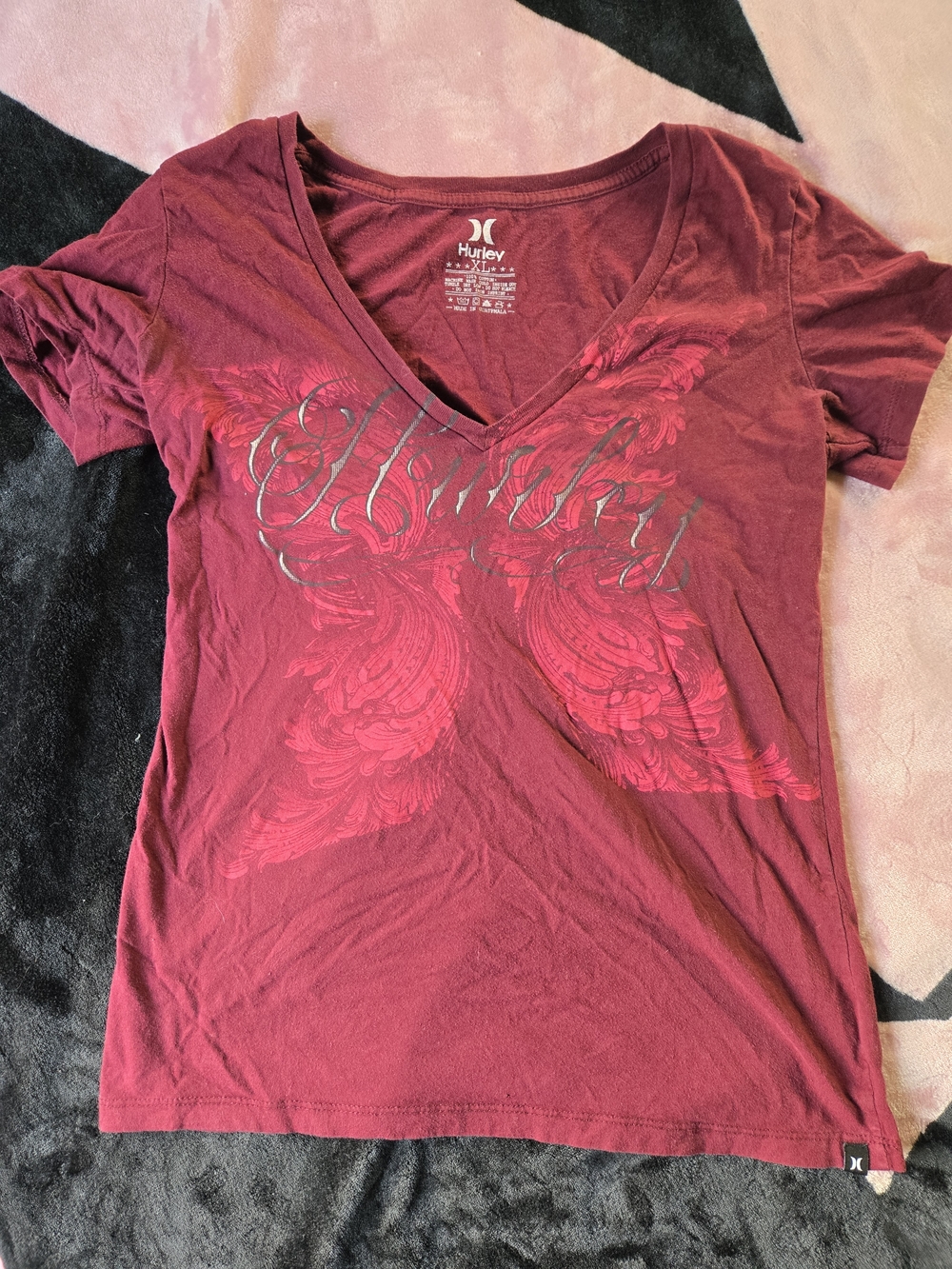 2000s Styled Hurley Women's Short Sleeve V-Neck Graphic Tee